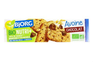 Bir paket yulaf ve Bjorg yapımı çikolatalı kurabiye.