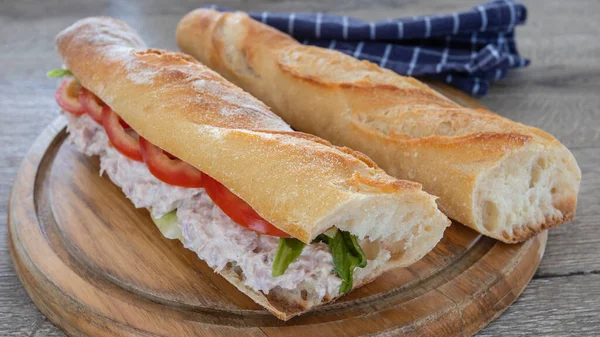 Thunfisch Sandwich Und Rohes Gemüse Auf Einem Schneidebrett — Stockfoto