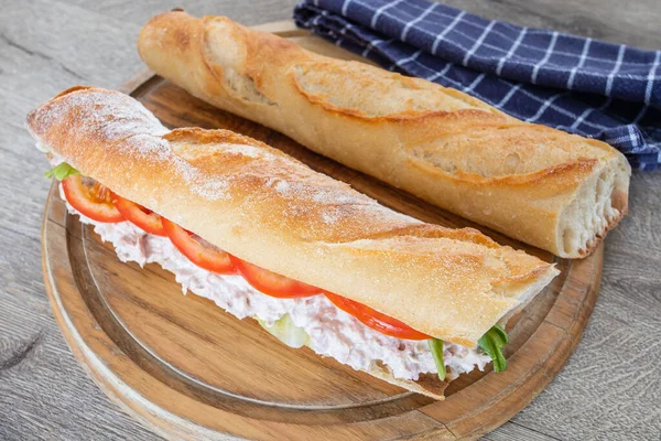 Thunfisch Sandwich Und Rohes Gemüse Auf Einem Schneidebrett — Stockfoto