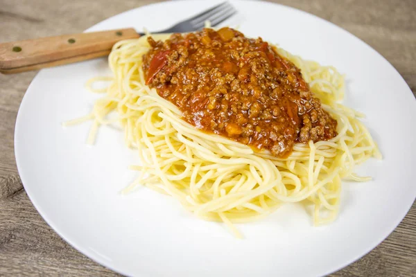 Plancha Boloñesa Espaguetis Sobre Mesa —  Fotos de Stock