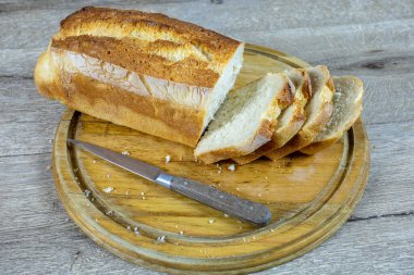 Kesme tahtasının üzerinde bir somun ekmek