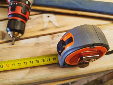 Bir iş yüzeyinde metre ve matkap