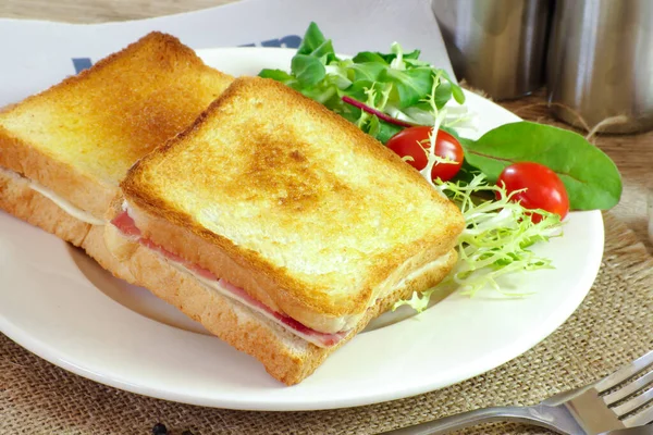 Croque Monsieur Salade Dans Une Assiette — Photo