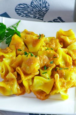 Kırmızı pesto ile doldurulmuş makarna