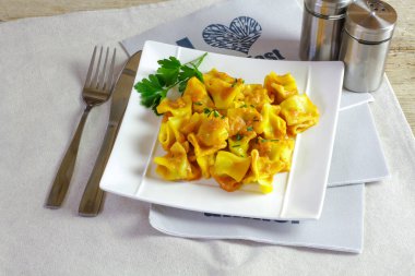 Kırmızı pesto ile doldurulmuş makarna