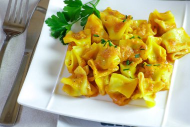 Kırmızı pesto ile doldurulmuş makarna