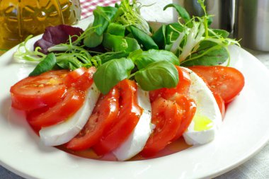 Bir tabak domates ve mozzarella.