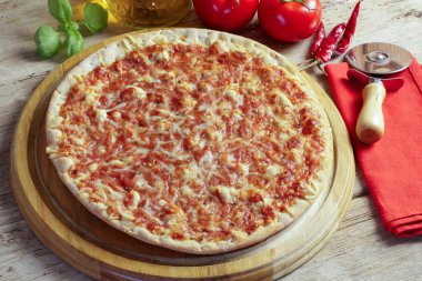 Tahta bir masada margarita pizza.