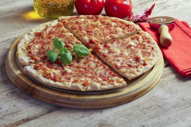 Tahta bir masada margarita pizza.