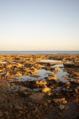 Vende 'deki Jars-sur-mer plajında gün batımı