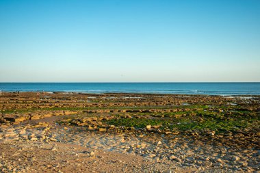 Vende 'deki Jars-sur-mer plajında gün batımı