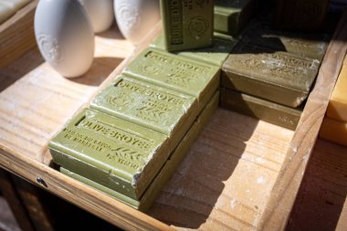 Fransa 'da bir pazarda sabun satışı