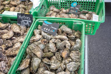 Vende 'de bir markette istiridye satışı