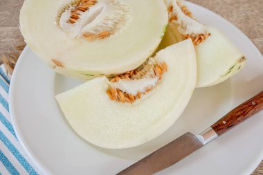 Tabakta beyaz karpuz kesiği