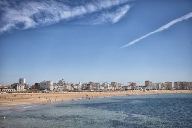 Yazın Sables-d 'Olonne plajı (Vende)