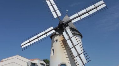 Vende 'deki Jard-sur-mer kasabasında yel değirmeni