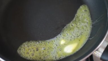 Bir tavada erimiş tereyağı