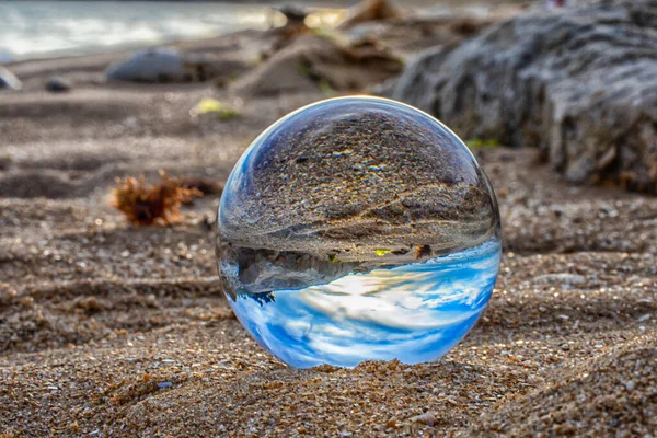 在玻璃球中看到的海滩 — 图库照片