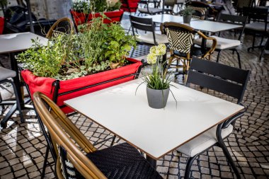 Yazın bir restoranın terasında hazırlanan masa.