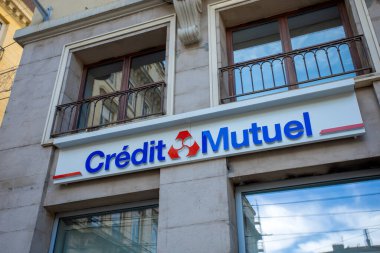 Fransız bankası Crdit Mutuel 'in mağaza önü