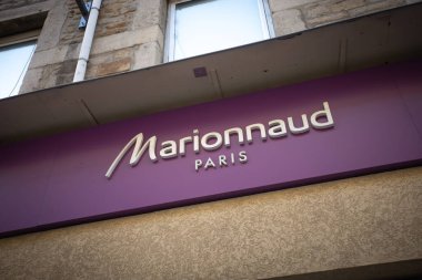 Fransız parfüm dükkanı Marionnaud 'nun vitrininde.