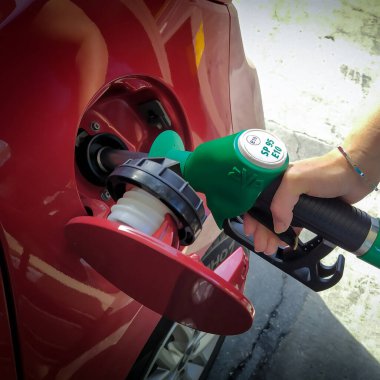 Aracına yakıt dolduran birinin eli.