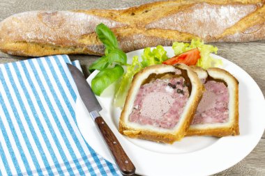 Bir tabak richelieu turtası.