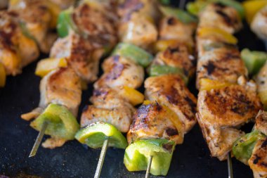 ızgara tavuk ve biber şişleri.