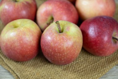 Çuval bezi üzerinde kırmızı ve yeşil elmalar