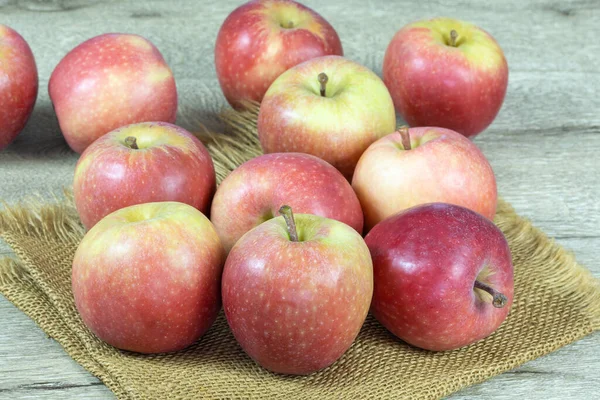 Mehrere Rote Und Grüne Äpfel Auf Einem Klecks — Stockfoto