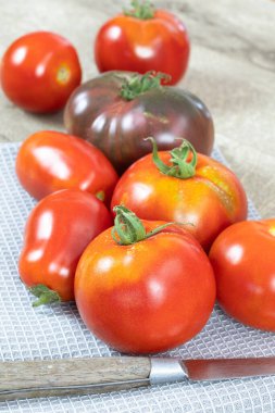 Mutfak havlusunda birkaç domates.