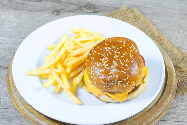 Hamburguesa Con Queso Patatas Fritas Plato —  Fotos de Stock