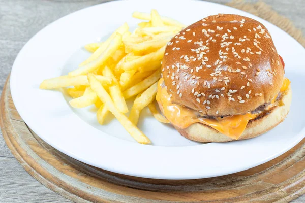 Cheeseburger Frytki Talerzu — Zdjęcie stockowe