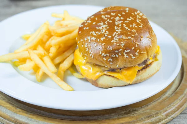 Hamburguesa Con Queso Patatas Fritas Plato —  Fotos de Stock