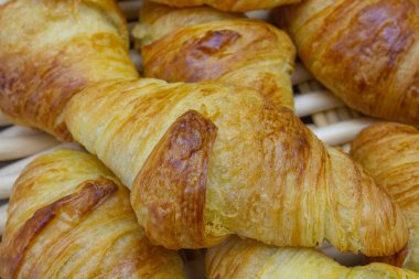 Sepette mini tereyağlı kruvasan.