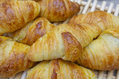 Sepette mini tereyağlı kruvasan.