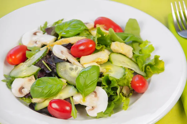 Karışık salata, mantar, domates, salatalık ve enginar.