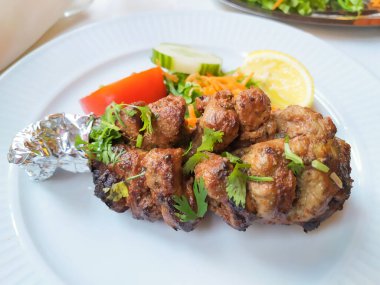 Hint yemeği Bara Kebap: Tandır fırınında ızgara kuzu inciği