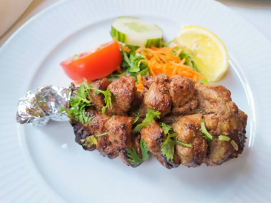 Hint yemeği Bara Kebap: Tandır fırınında ızgara kuzu inciği