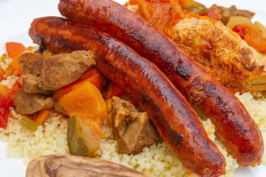 Tavuk, kuzu ve merguez ile bir tabak kuskus.