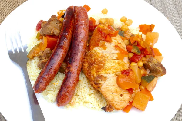 Tavuk, kuzu ve merguez ile bir tabak kuskus.