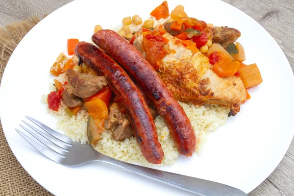 Tavuk, kuzu ve merguez ile bir tabak kuskus.