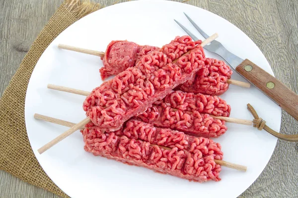 Raw Minced Beef Skewer Plate — Stock Photo, Image
