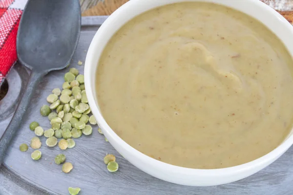 Bowl of split pea soup on cutting board — Stock Image Bowl Split Pea Soup Cutting Board Stock Image