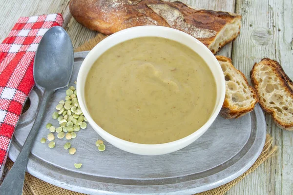Bowl of split pea soup on cutting board — Stock Image Bowl Split Pea Soup Cutting Board Stock Picture