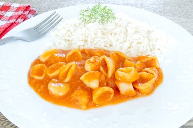 Amerikan usulü kalamar tabağı ve tabakta beyaz pirinç.