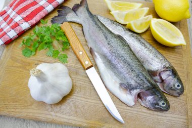 Tüm alabalık kesme tahtasında