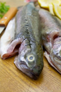 Tüm alabalık kesme tahtasında