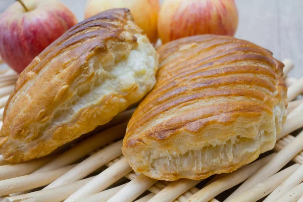 Hasır tepside elmalı turta