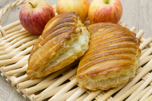 Hasır tepside elmalı turta